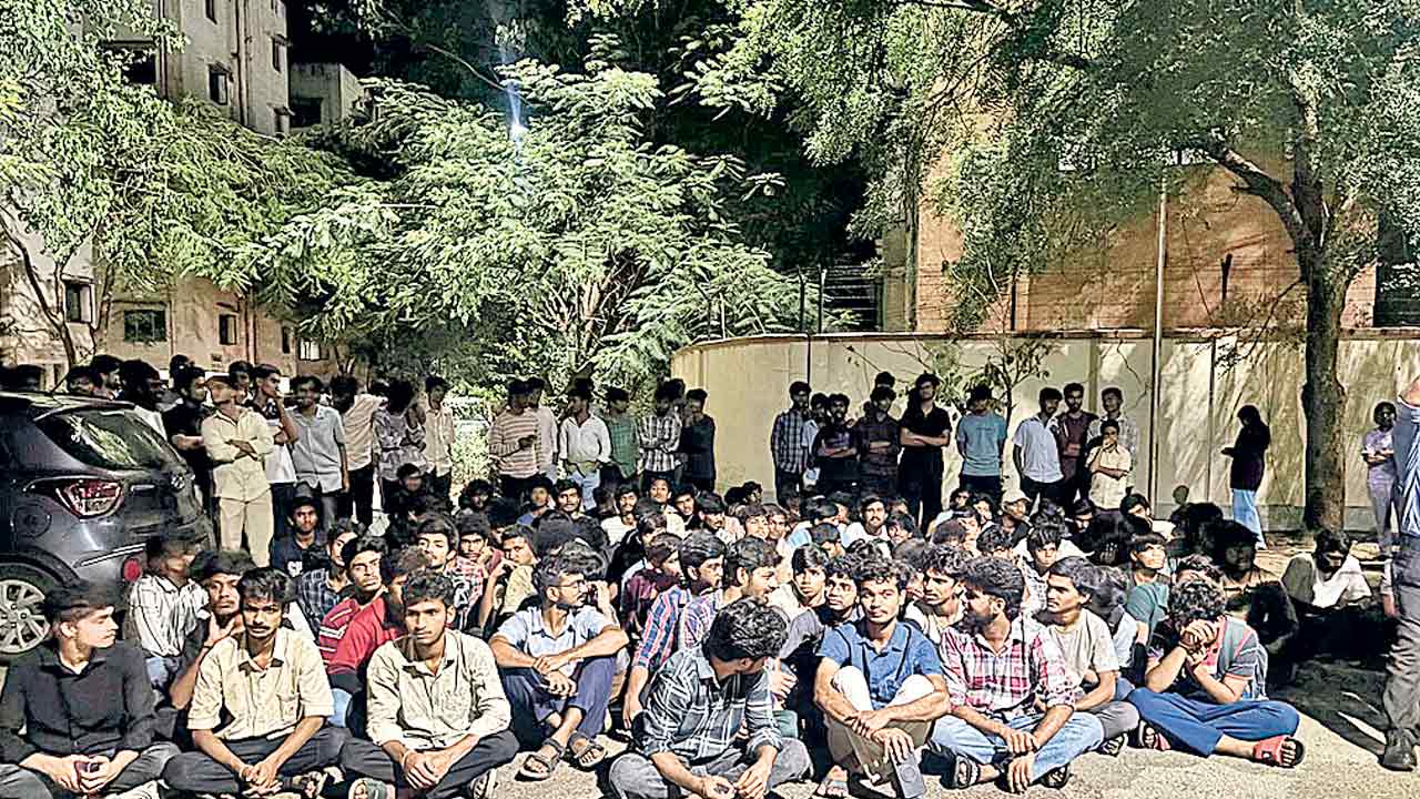 ట్రిపుల్‌ ఐటీలో విద్యార్థుల ఆందోళన