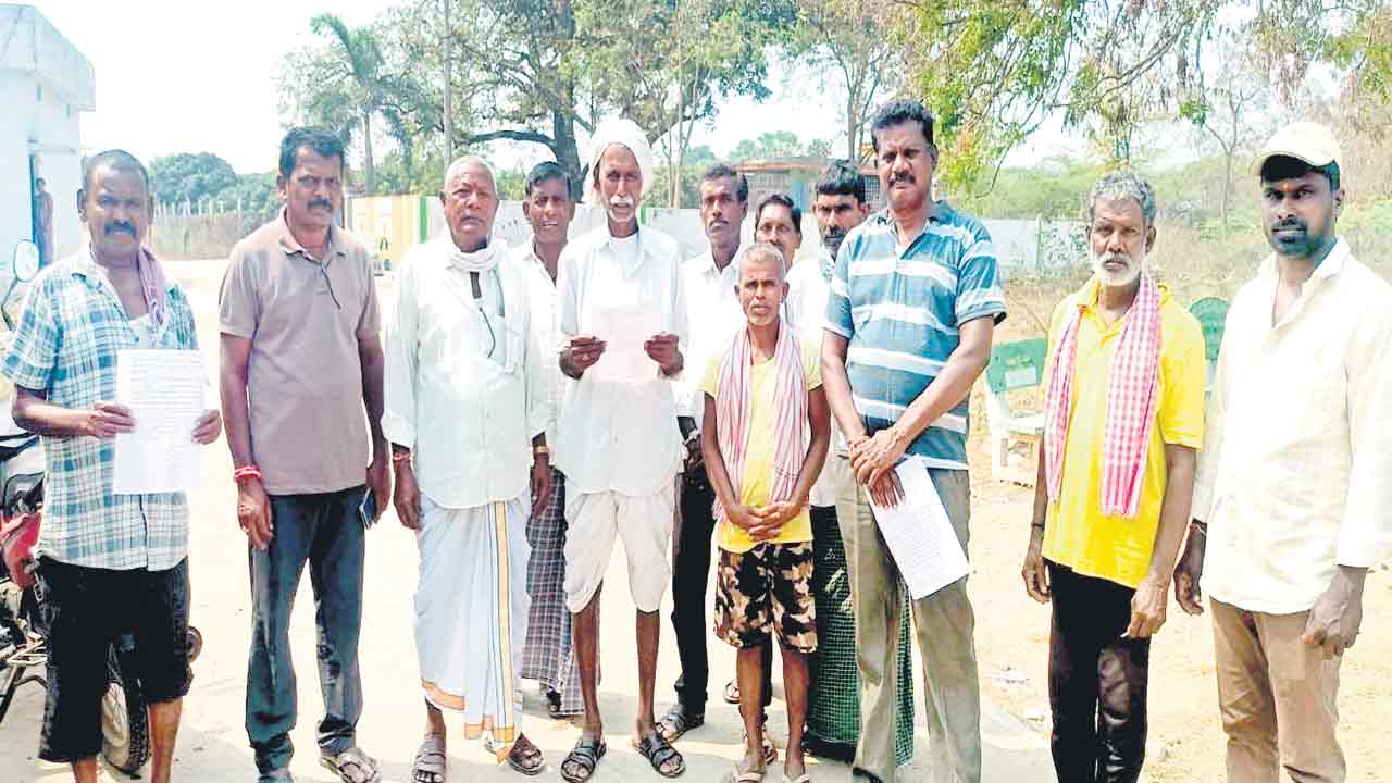 పంటలు ఎండిపోతయ్‌.. నీళ్లివ్వండి