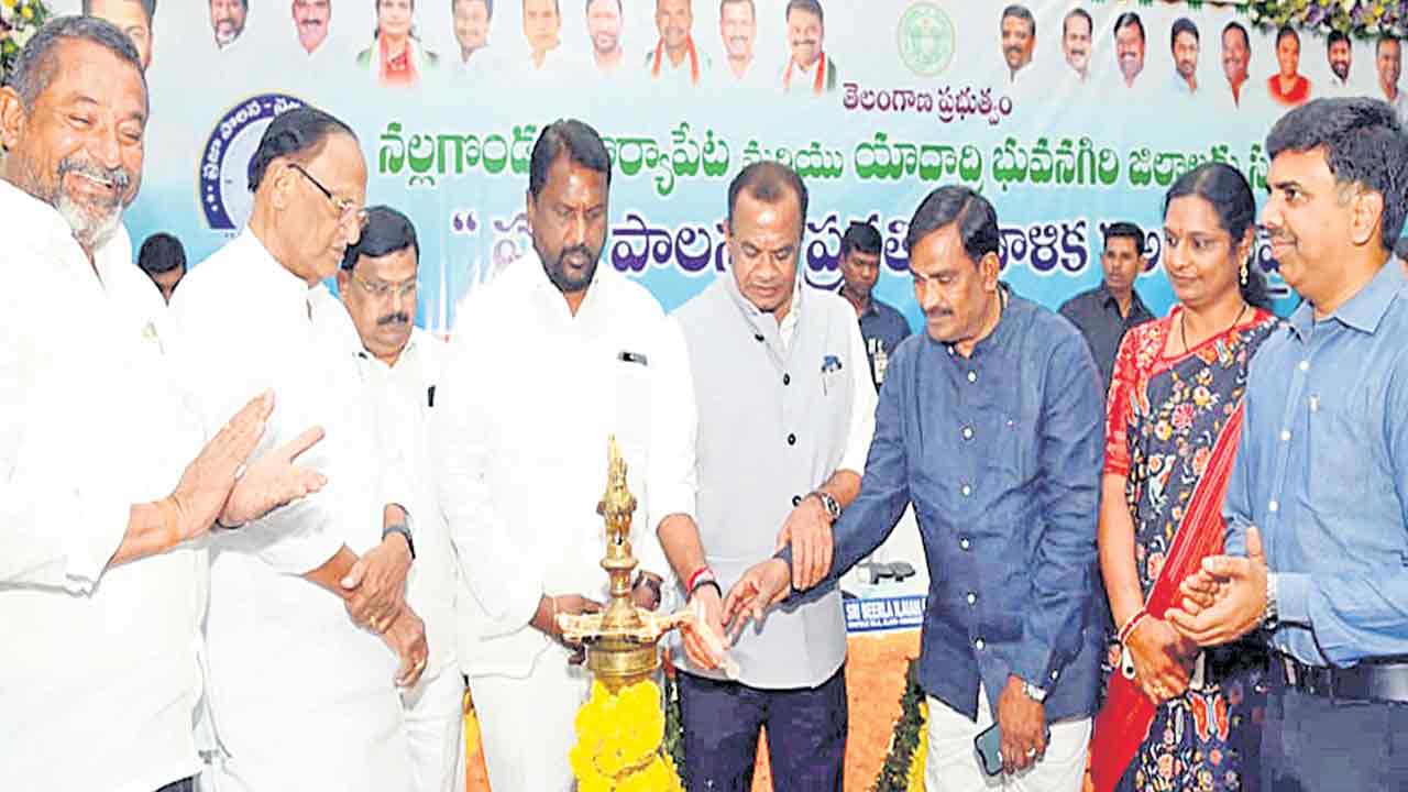 రెండున్నర ఏండ్లు.. రోడ్లన్నీ గుంతలే!