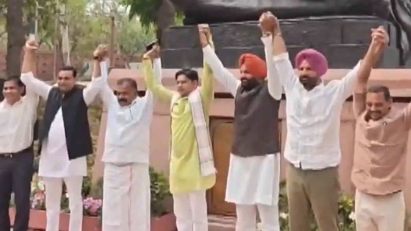 Lok Sabha: లోక్‌స‌భ‌లో 8 మంది విప‌క్ష ఎంపీల‌పై స‌స్పెన్ష‌న్ ఎత్తివేత‌