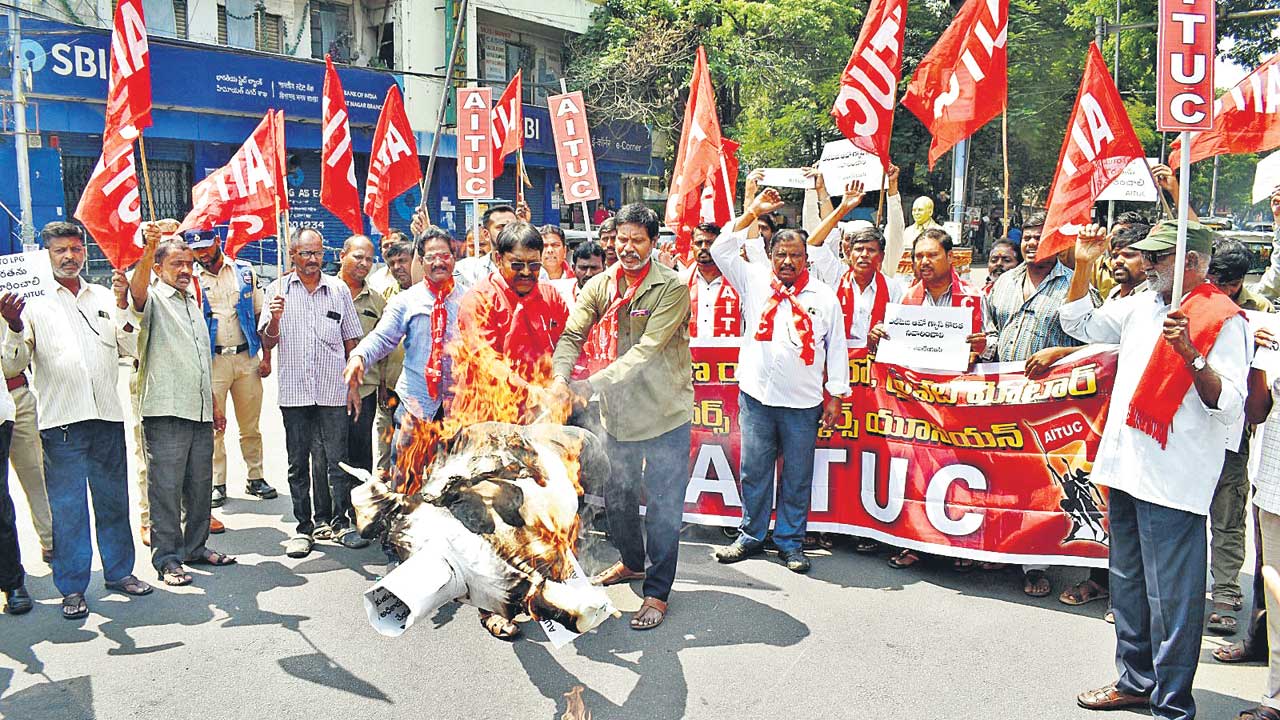 ఎల్‌పీజీ ఆటో గ్యాస్‌ కొరత తీర్చాలని ప్రభుత్వ దిష్టిబొమ్మ దహనం