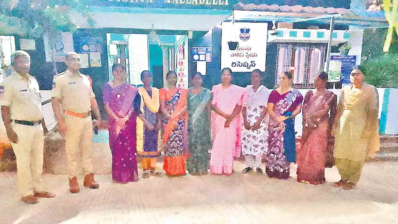 అర్ధరాత్రి ఆశావర్కర్ల అరెస్ట్‌.. మహిళలనే కనికరం లేకుండా ఠాణాలో బంధించిన పోలీసులు