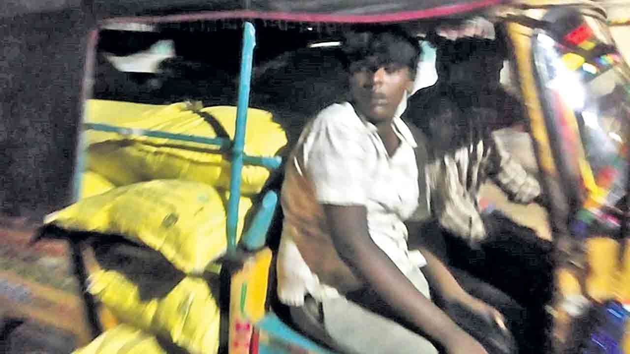 కాంగ్రెస్‌ నేతకు 20 బస్తాల యూరియా!.. ఆటోలో తరలిస్తుండగా అడ్డుకున్న స్థానిక రైతులు