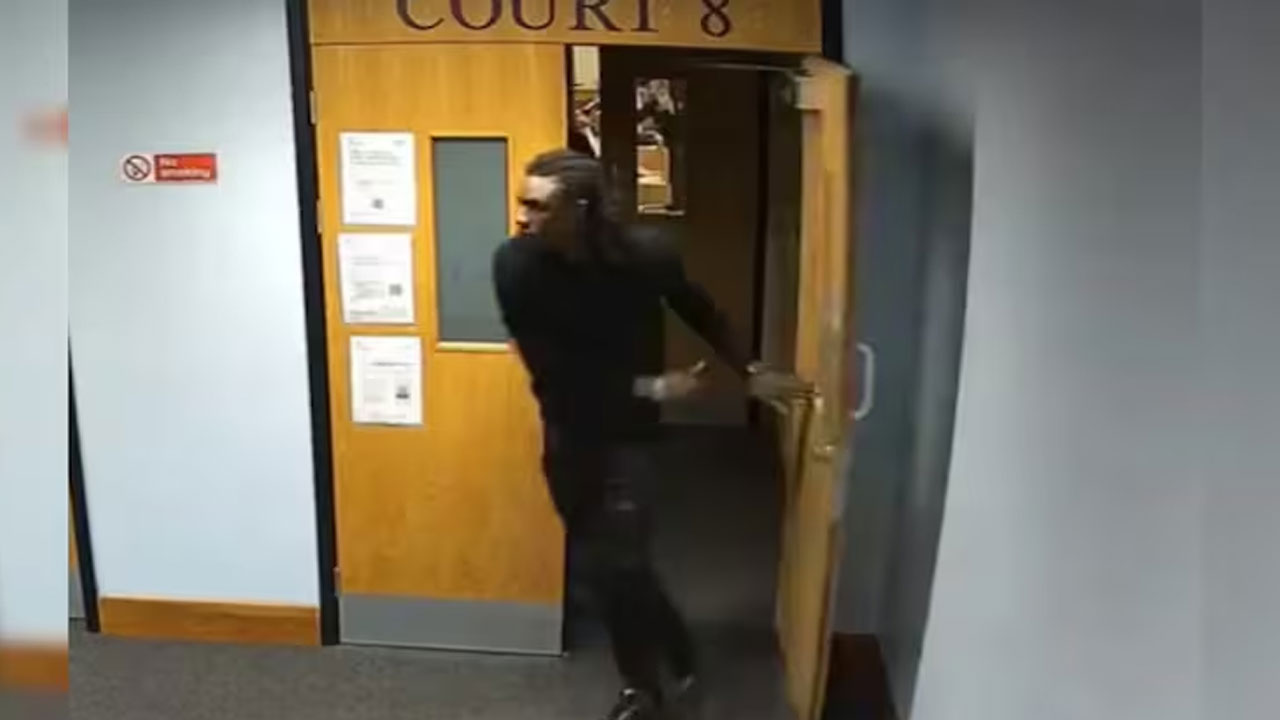 UK Court | కోర్టులో విచారణ.. జడ్జి చూస్తుండగానే నిందితుడు పరార్‌.. Video viral