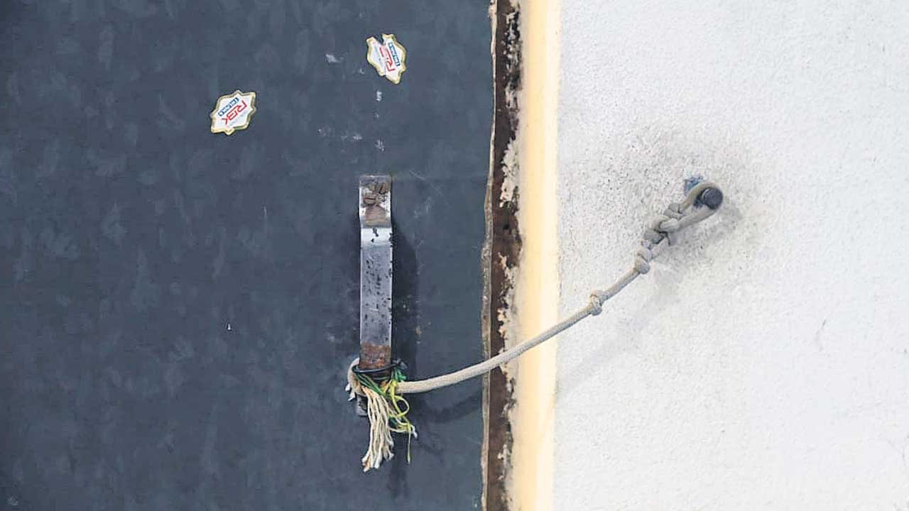 సారూ.. బాత్‌రూమ్‌కు రూ.లక్ష.. బయటికి వెళ్లేవారికి తాడే రక్ష