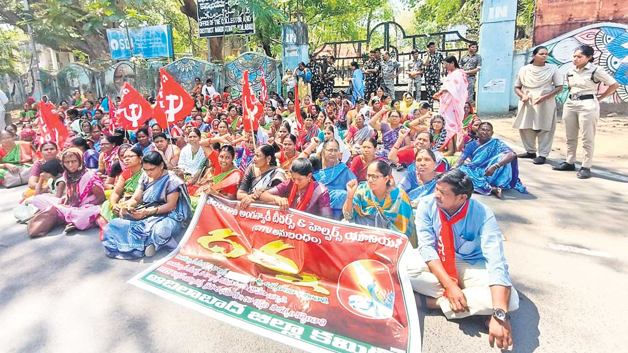 కలెక్టరేట్‌ ఎదుట ధర్నా