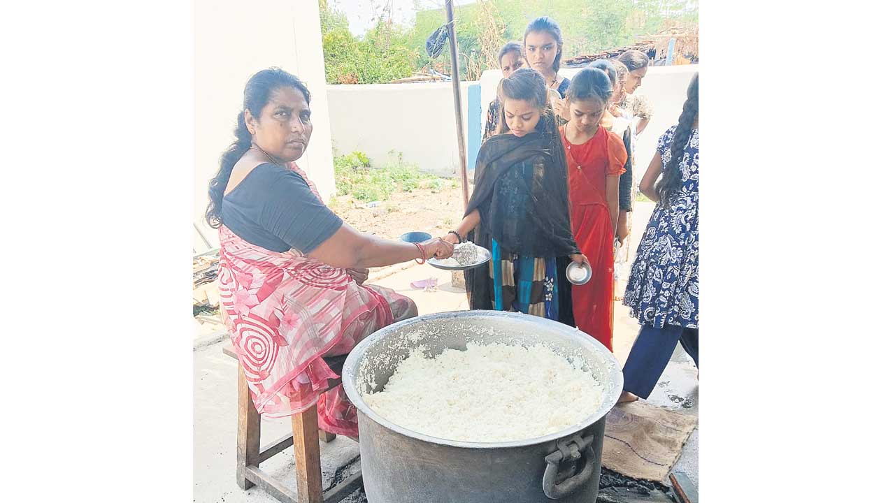 గ్యాస్‌ లేక.. కట్టెల పొయ్యిపై వంట..