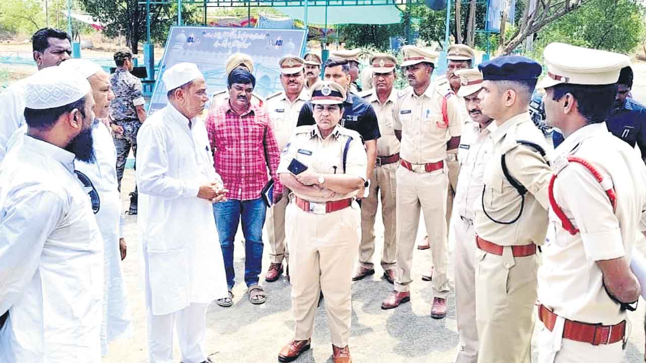 నేడు రంజాన్‌.. ప్రత్యేక ప్రార్థనలకు మసీదులు, ఈద్గాల వద్ద ఏర్పాట్లు