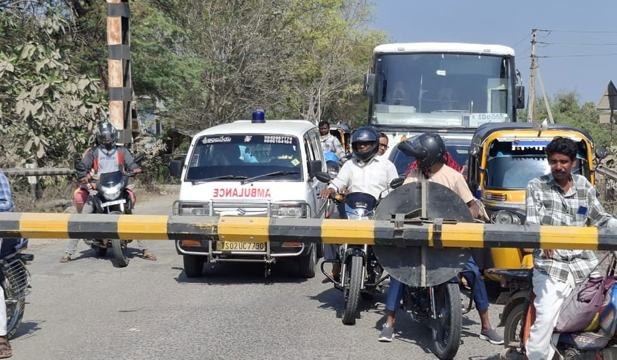 Train Gate | మంగపేట శివారులో రైలు గేటు పడింది.. అంబులెన్స్ నిలిచింది