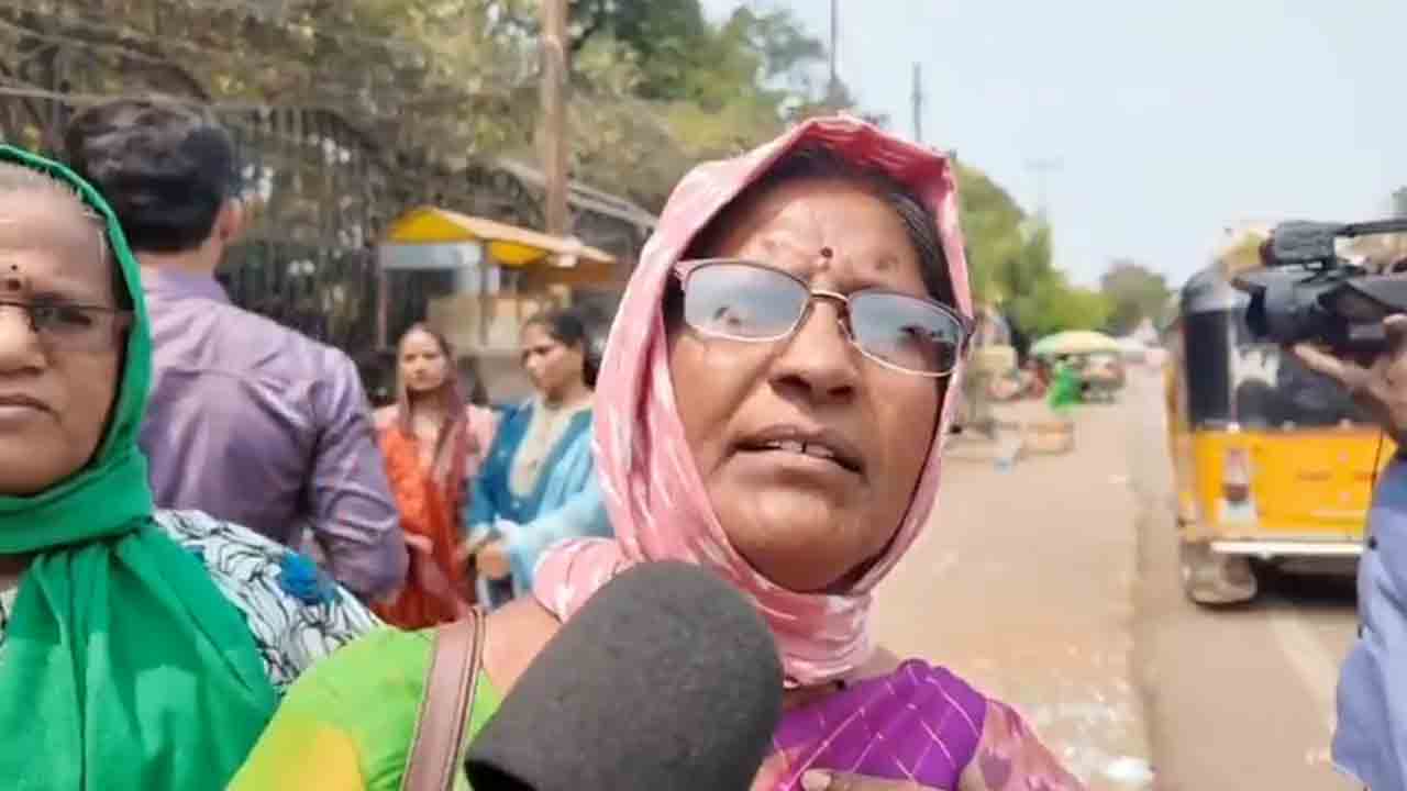 Anganwadis | మాకు రోడ్ల మీద తిరిగే మార్పు తప్ప ఇంకోటి లేదు : అంగన్‌వాడీ మహిళ ఆవేదన