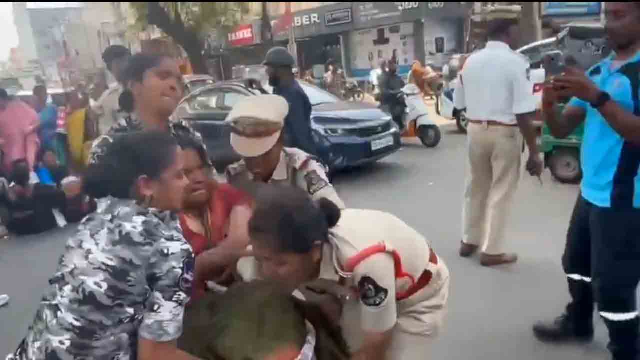 Asha workers | పర్మిషన్ తీసుకున్నా పోలీసుల ఓవరాక్షన్‌.. సృహ తప్పి పడిపోయిన ఆశావర్కర్‌.. వీడియో