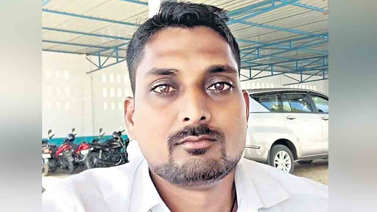 గిరాకీ లేక.. కిస్తీలు కట్టలేక మనస్తాపంతో.. ఆటోడ్రైవర్‌ ఆత్మహత్య