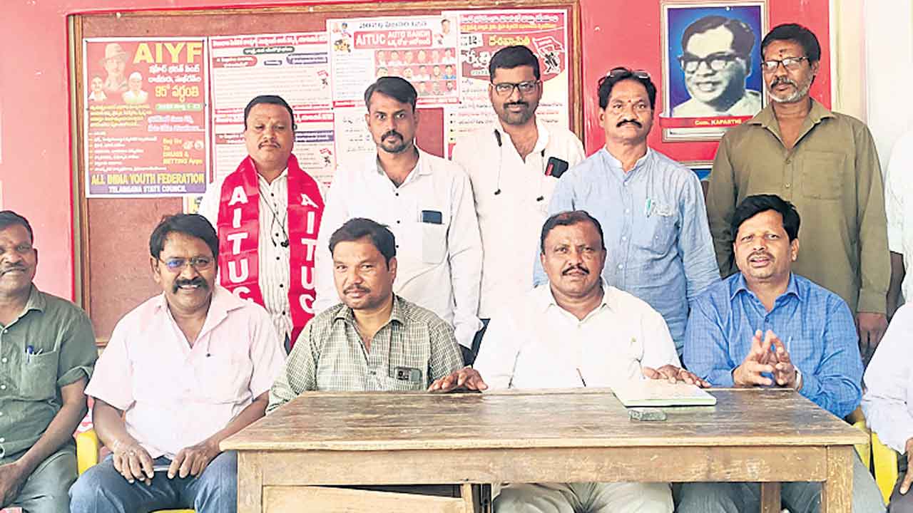 గ్యాస్‌ కొరతతో ఆటో డ్రైవర్లకు ఇబ్బందులు