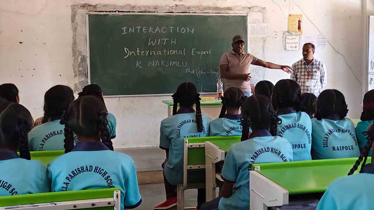 Rayapole ZPHS | రాయపోల్ విద్యార్థులకు అంతర్జాతీయ నిపుణుడితో అవగాహన కార్యక్రమం