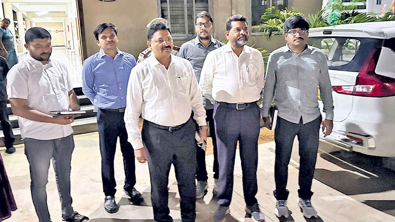 అక్రమాలపై విజిలెన్స్‌