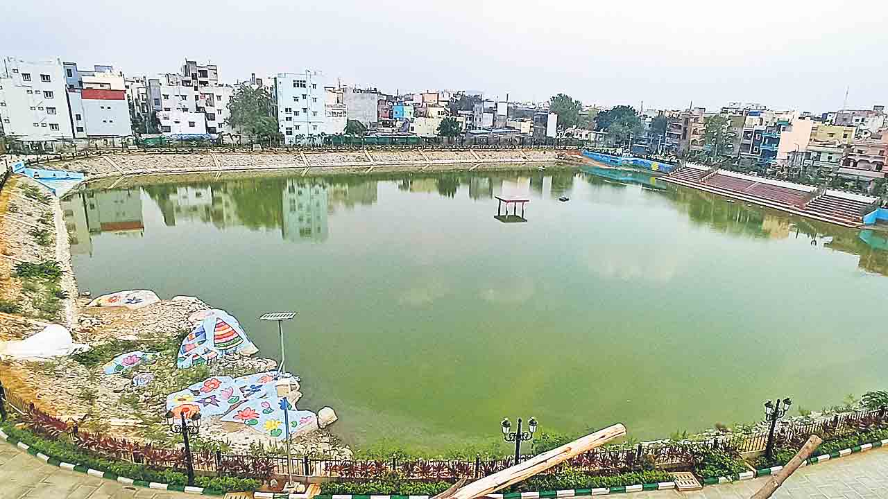 అక్రమాలు కప్పేసి.. బతుకమ్మకుంట సృష్టించి