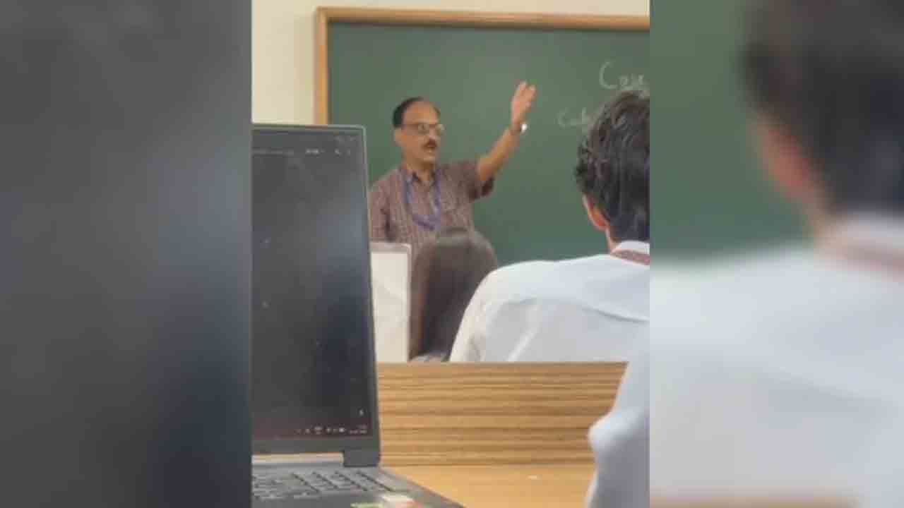 Bengaluru Professor | ముస్లిం విద్యార్థిని ‘ఉగ్రవాది’ అని పిలిచిన ప్రొఫెసర్.. వీడియో వైరల్‌తో సస్పెండ్‌