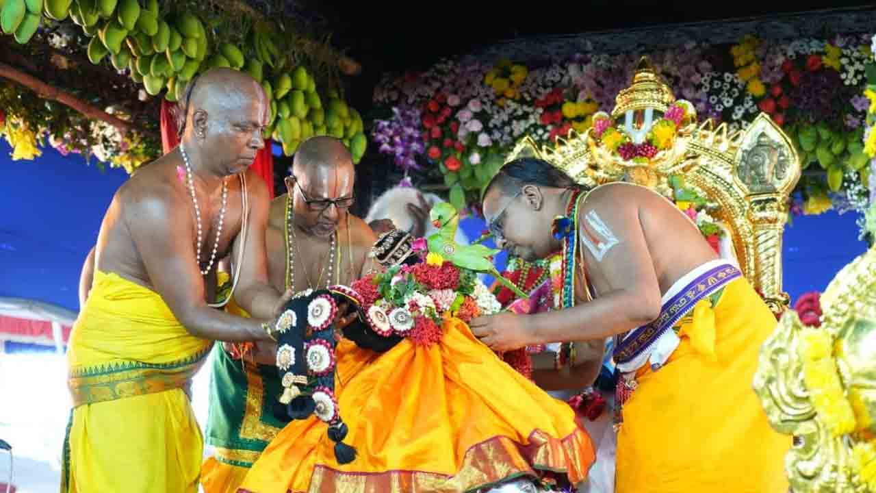 సిరికల్యాణపు బొట్టును పెట్టి.. మణిభాసికమును నుదుటన గట్టి..