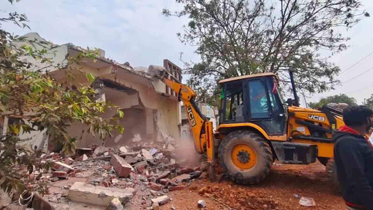 భూదాన్‌ ఇండ్ల కూల్చివేతపై ఆందోళన.. సర్కార్‌ దిష్టిబొమ్మ దహనం