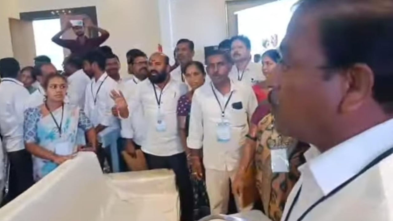 Yadadri Bhuvanagiri | ప్రజాపాలన -ప్రగతి ప్రణాళికలో ఎమ్మెల్యేను నిలదీసిన సర్పంచులు