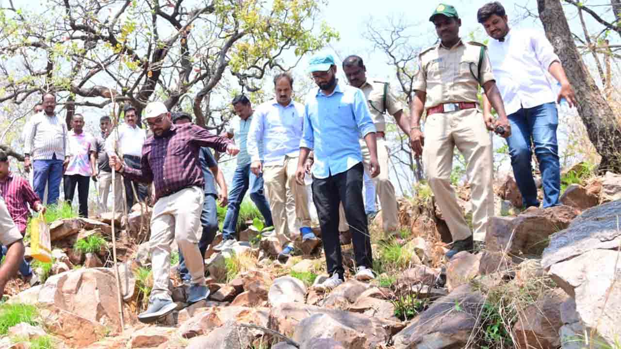 Collector Badavath Santosh | సలేశ్వరం జాతరకు ఏర్పాట్లు.. నల్లమల అటవీ ప్రాంతాన్ని సందర్శించిన కలెక్టర్ బాదావత్ సంతోష్