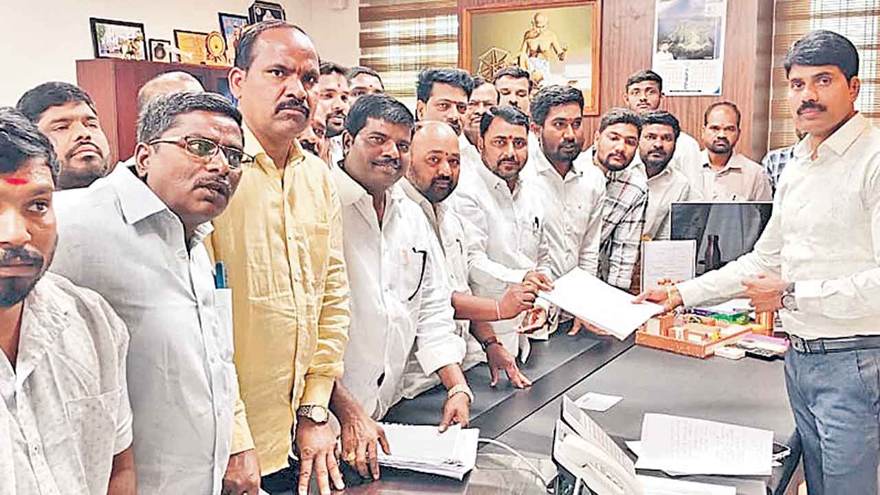 ఎన్నికత కోడ్‌ను ఉల్లంఘించిన ఎమ్మెల్యేపై కేసు నమోదు చేయాలి