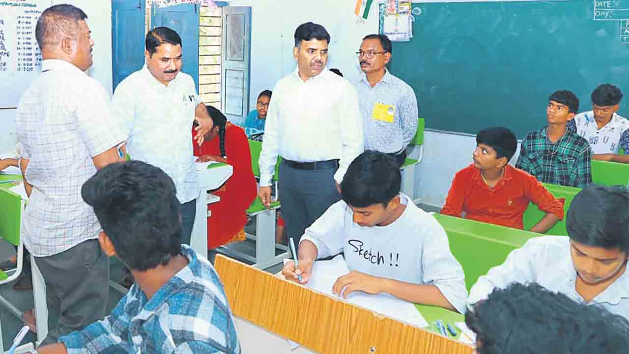 పది పరీక్షలు ప్రారంభం.. పరీక్షా కేంద్రాలను తనిఖీ చేసిన కలెక్టర్‌, ఎస్‌సీఈఆర్‌టీ డైరెక్టర్‌, డీఈవో