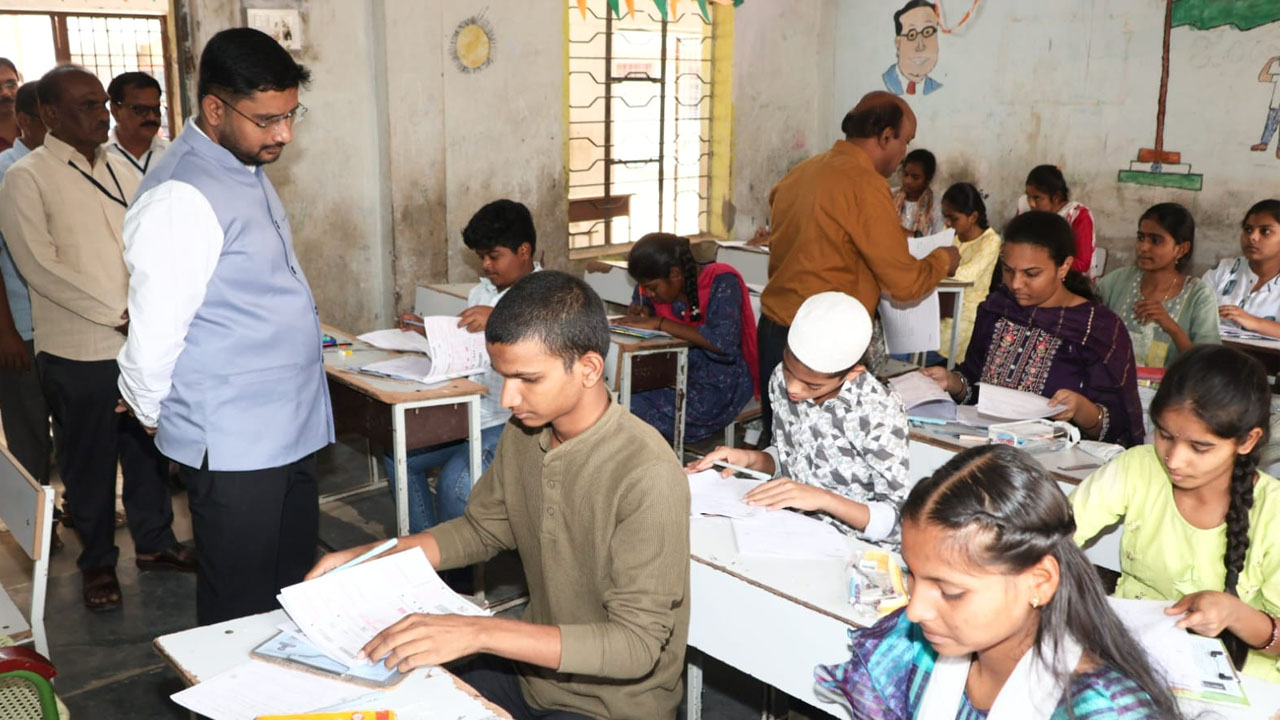 Collector inspection | పదో తరగతి పరీక్ష కేంద్రాలను తనిఖీ చేసిన కలెక్టర్‌