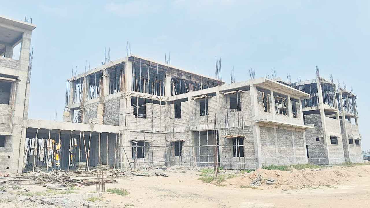 నత్తనడకన కలెక్టరేట్‌.. నిధుల కొరతతో నిర్మాణ పనుల్లో తీవ్ర జాప్యం