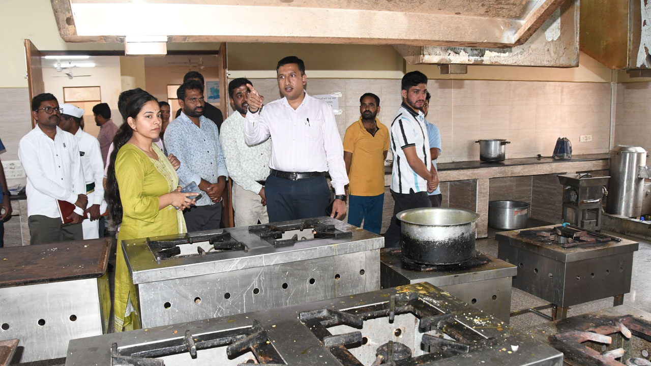 Collector Rajarshi Shah | విద్యార్థులకు మెనూ ప్రకారం పౌష్టికాహారం అందించాలి : జిల్లా కలెక్టర్ రాజర్షిషా