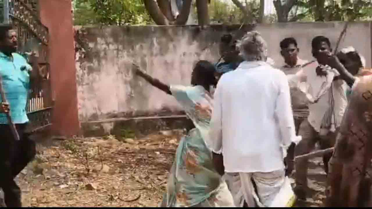 Congress Sarpanch | ఓట్లేసి గెలిపించిన గ్రామస్థులపైనే కాంగ్రెస్ సర్పంచ్ దాడి.. వీడియో