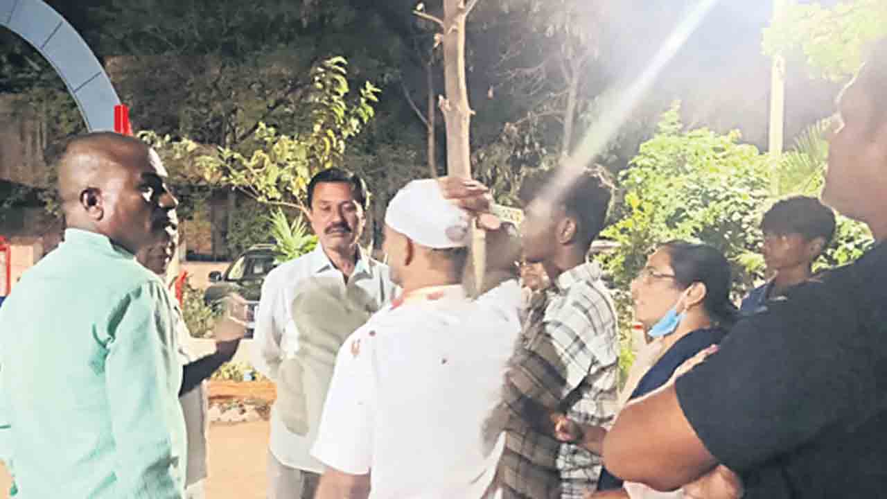 బీఆర్‌ఎస్‌ అధ్యక్షుడిపై కాంగ్రెస్‌ సర్పంచ్‌ దాడి