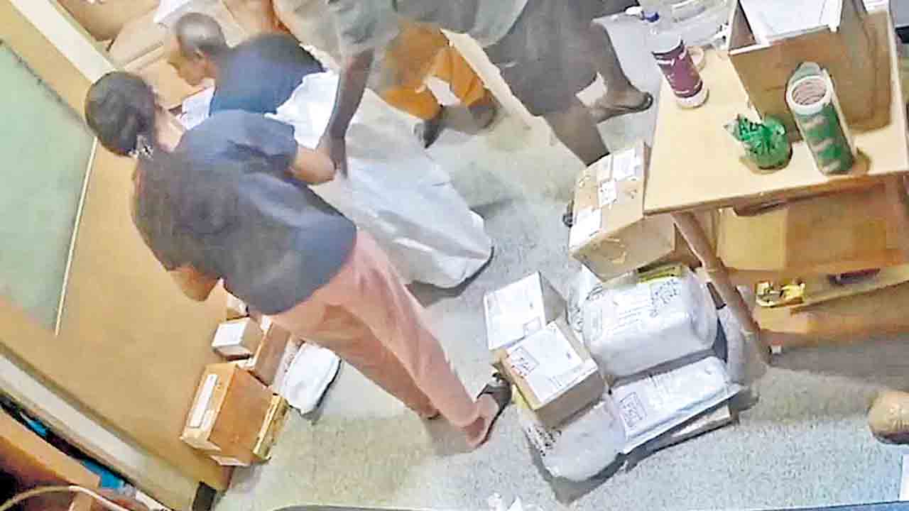 తండ్రిని సంచిలో ఉంచి.. పార్సిల్‌ చేసేందుకు యత్నించి!.. రీల్స్‌ పిచ్చితో కుమార్తె దుర్మార్గం