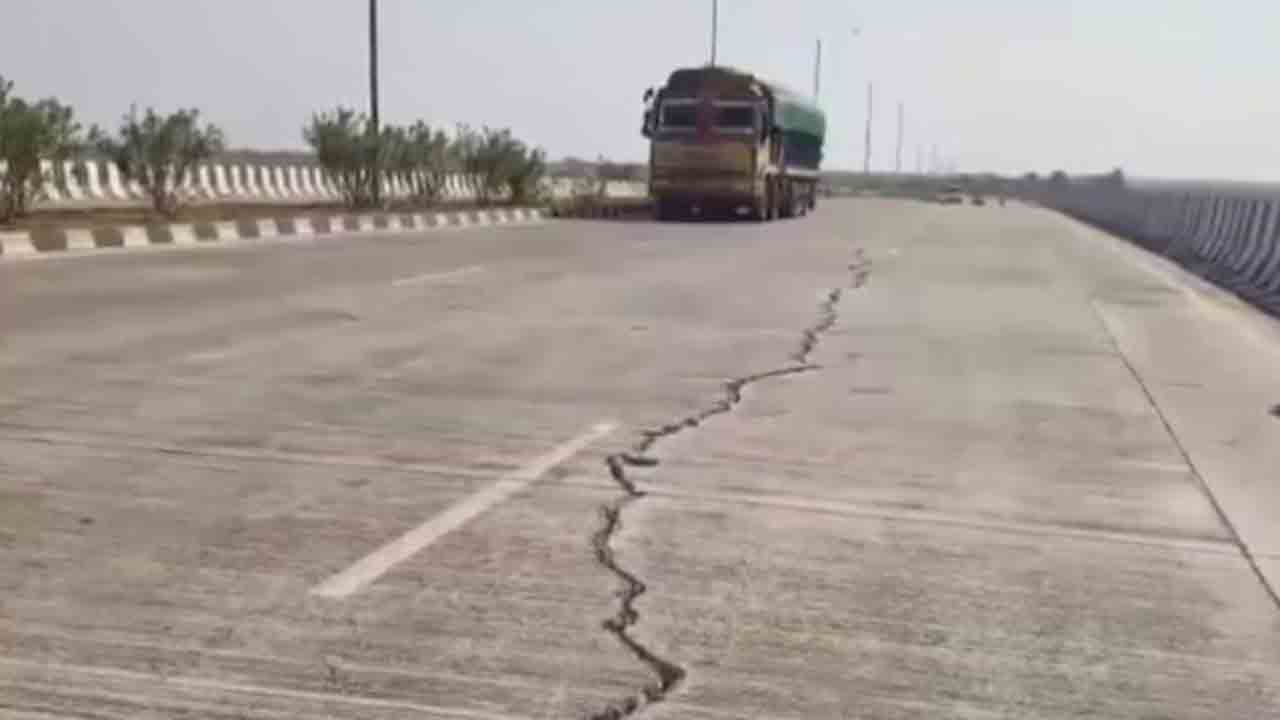 Cracks on Gujarat bridge | గుజరాత్‌లో వంతెనకు పగుళ్లు.. వాహనదారులు, స్థానికులు ఆందోళన