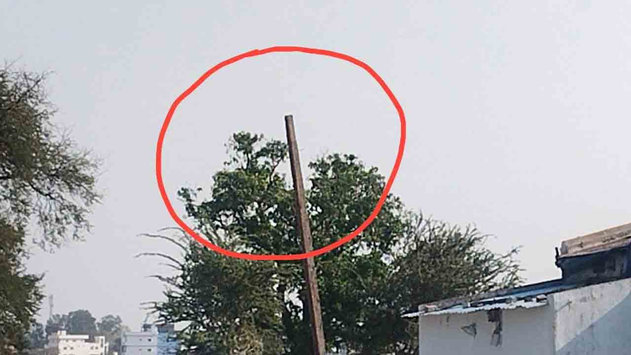 Current Wire | అధికారుల కక్కుర్తి.. వెంచర్‌ కోసం 11KV వైర్‌ మాయం..!