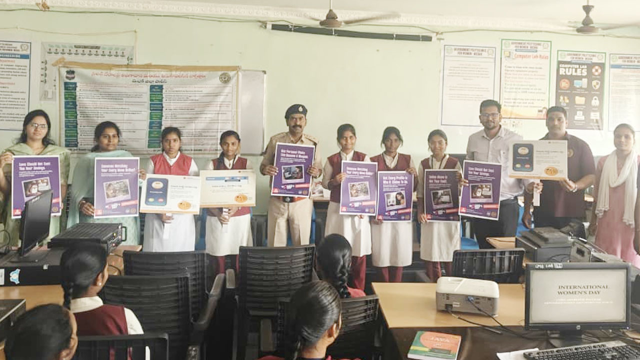 Cyber ​​Crime DSP | సోషల్ మీడియా మోసాలపై విద్యార్థినులు అప్రమత్తంగా ఉండాలి : సైబర్ క్రైమ్ డీఎస్పీ