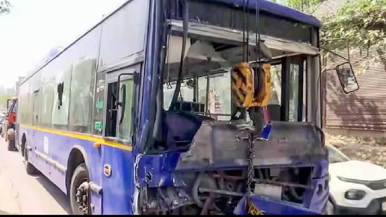 Delhi’s Nangloi : పాదచారులపైకి దూసుకెళ్లిన బస్సు.. ఇద్దరు మృతి.. బస్సును తగలబెట్టిన స్థానికులు