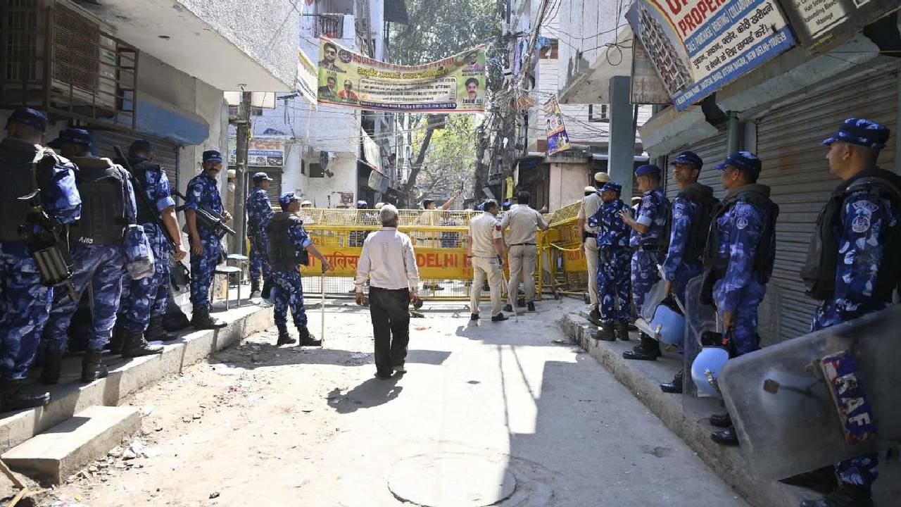 Delhi’s Uttam Nagar | ఢిల్లీ ఉత్తమ్ నగర్‌లో యువకుడి హత్యతో ఉద్రిక్తత.. వాహనాలు దగ్ధం, పోలీసులు మోహరింపు