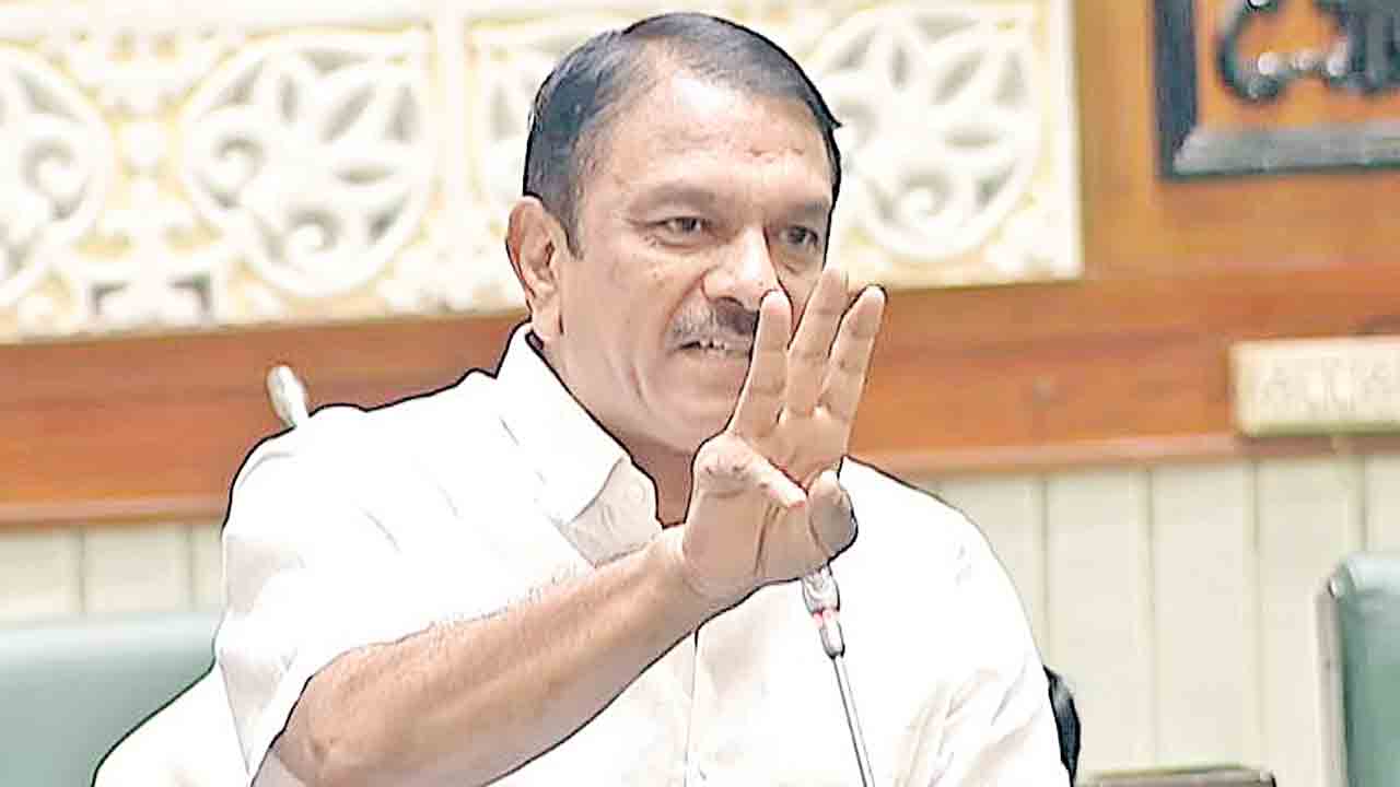 పట్టాలివ్వడం ఆపి తిప్పలు పెడ్తున్నరు : దేవిరెడ్డి