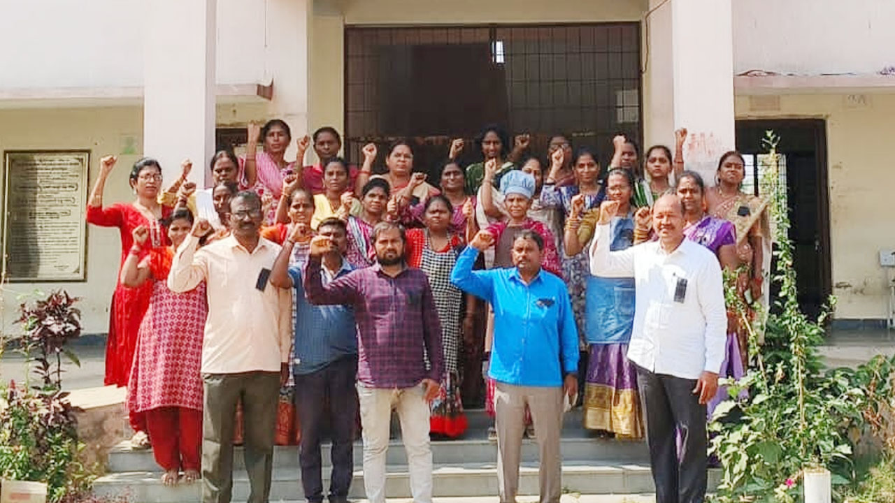 Protest | సమస్యలు పరిష్కరించాలని కేజీబీవీ వద్ద నల్ల బ్యాడ్జీలు ధరించి నిరసన