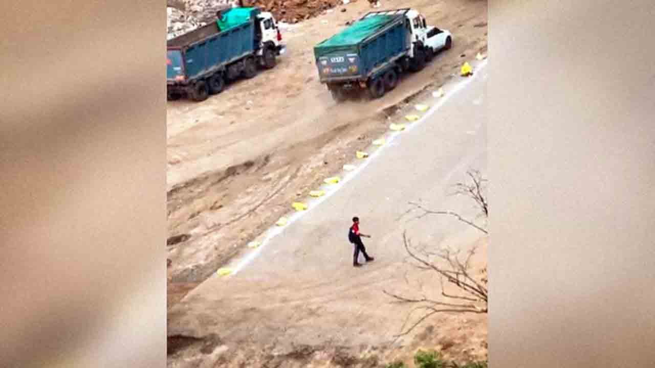 Watch: జీతం చెల్లించలేదని.. యజమాని కారును ఢీకొట్టి ఈడ్చుకెళ్లిన డంపర్‌ డ్రైవర్‌