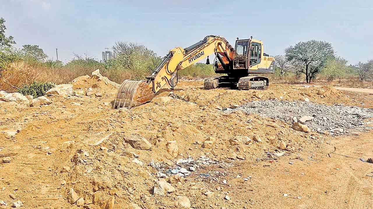 గోపన్‌పల్లి ఉద్యోగుల భూమిలో దర్జాగా రోడ్డు.. పట్టించుకునే వారు కరువయ్యారని ఉద్యోగుల ఆందోళన