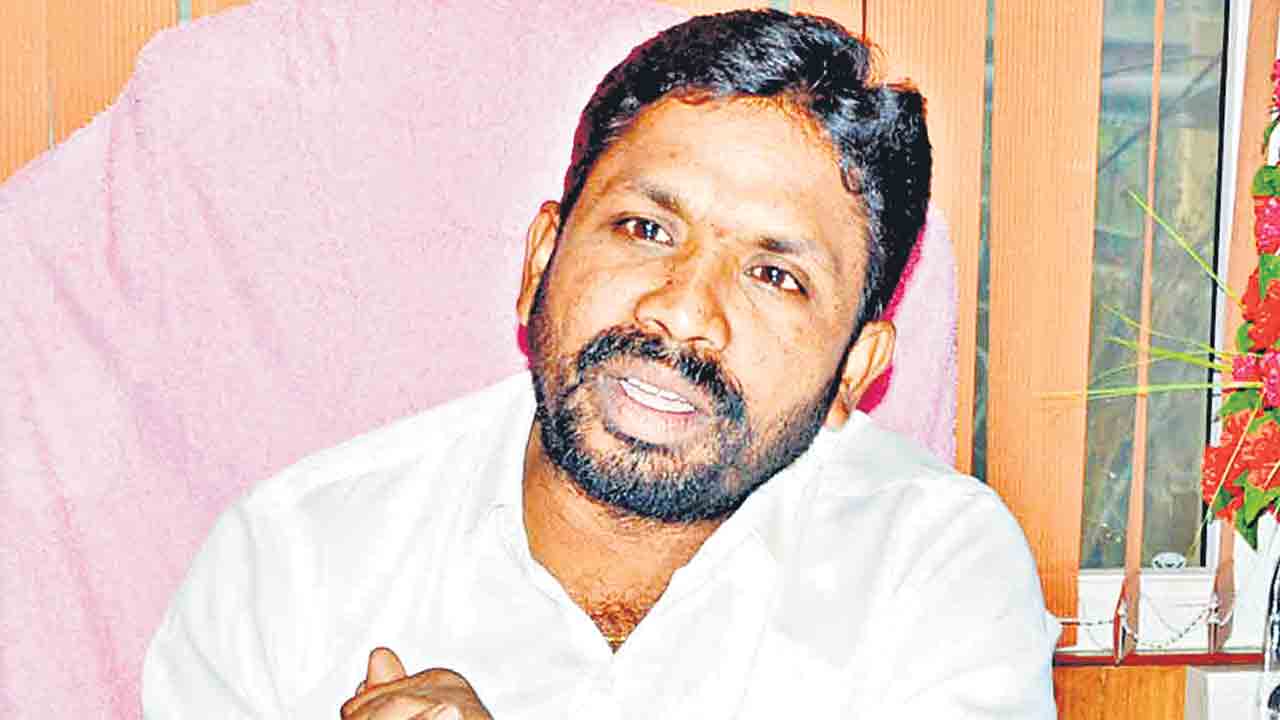 సీఎం మెప్పు కోసమే ‘ఆకునూరి’ ఆరాటం