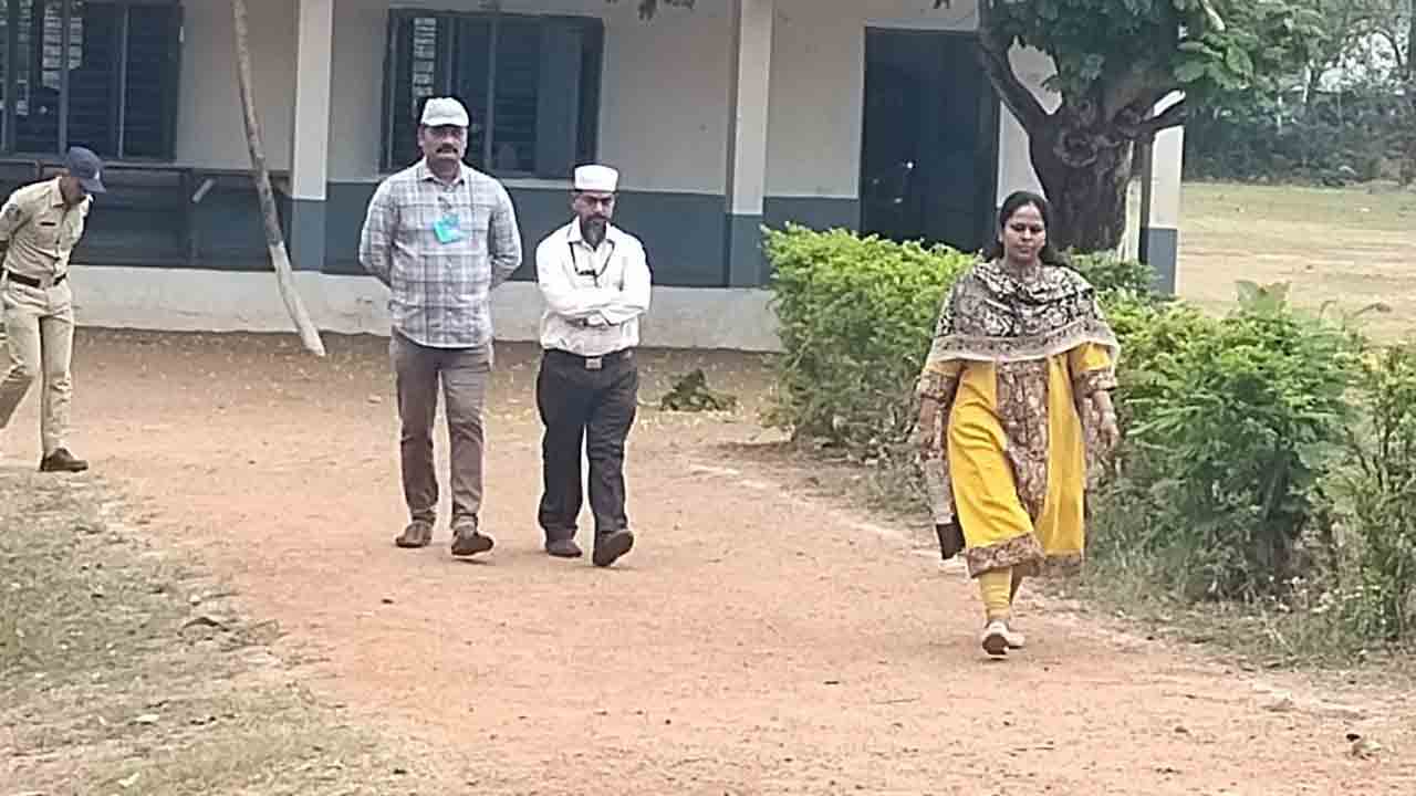 ‘పది’ పరీక్షల్లో ముగ్గురిపై వేటు