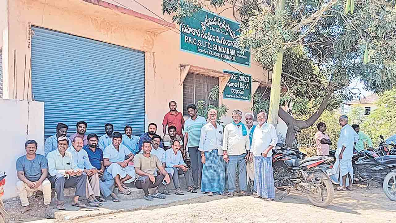 యూరియా కోసం రైతుల ఆందోళన