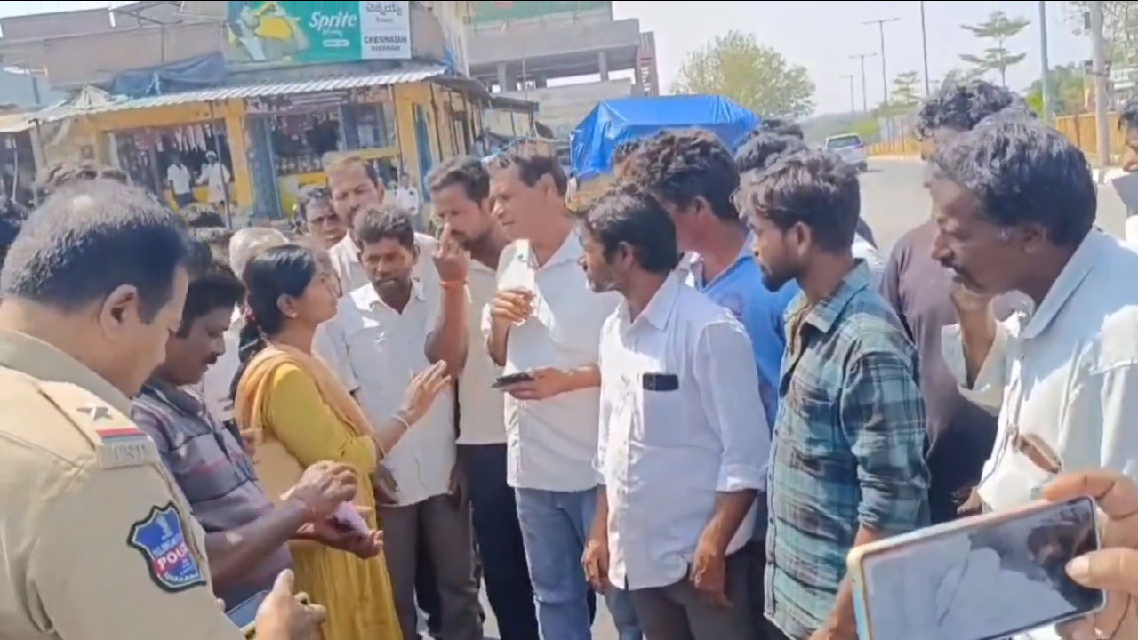 Farmers Protest | నాగర్ కర్నూల్ జిల్లాలో యూరియా కోసం రోడ్డెక్కిన రైతులు