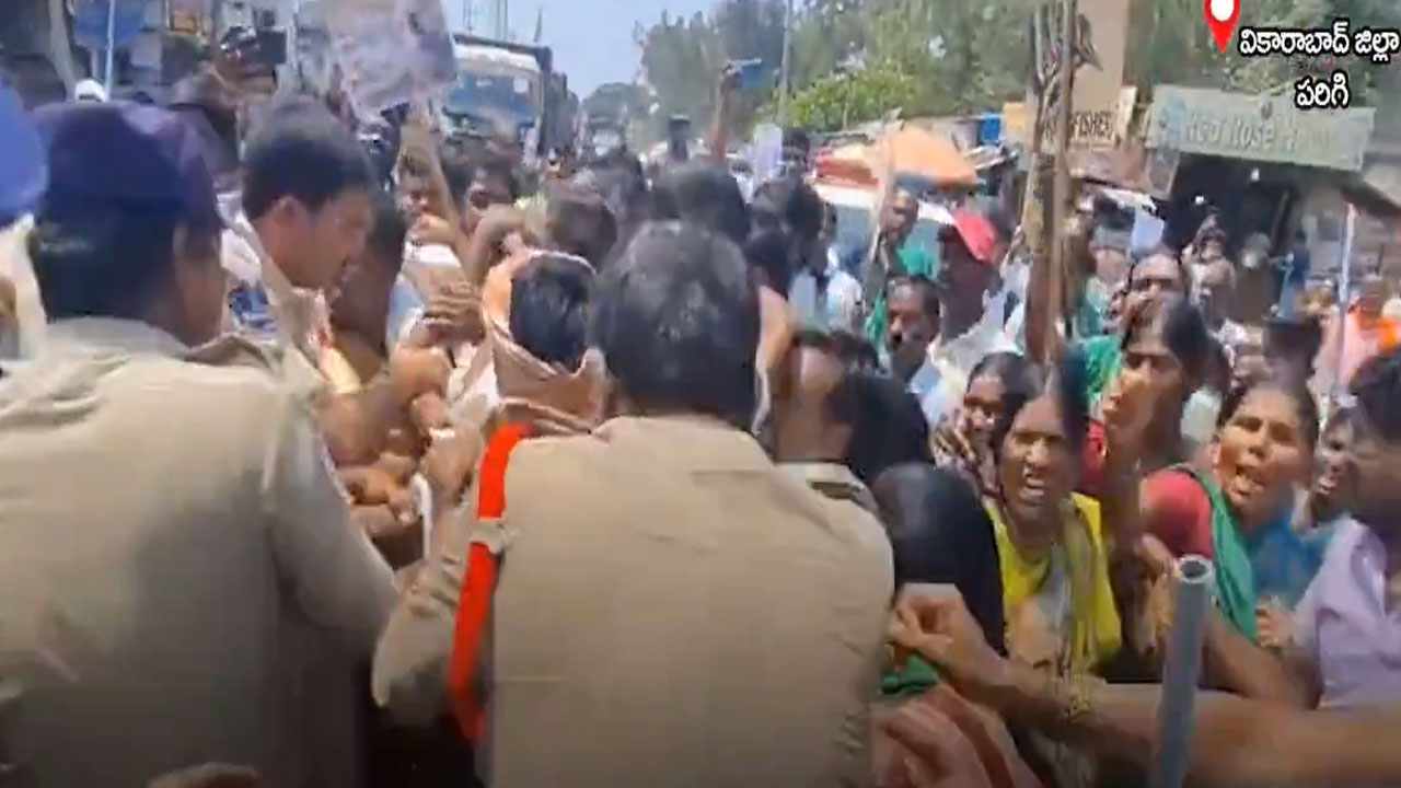 Farmers | మా పొలాలను లాక్కోవద్దు.. పోలీసుల కాళ్లమీద పడ్డ రైతులు