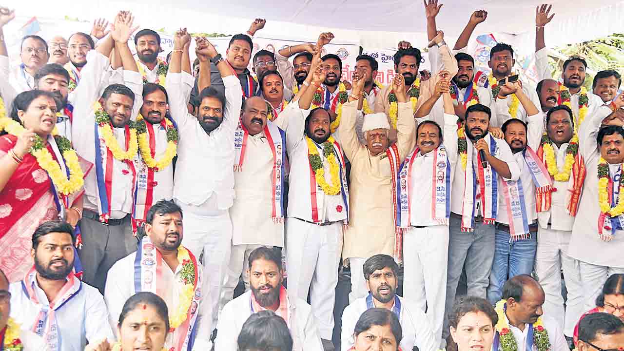 ఫీజు బకాయిలివ్వకుంటే అసెంబ్లీ ముట్టడి.. విద్యార్థుల ఫీజుపోరు దీక్షలో అఖిలపక్ష నేతలు