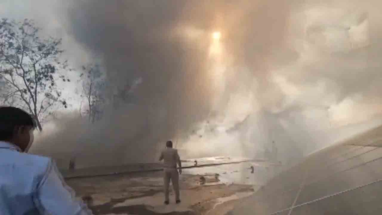 Fire Accident | కాండ్లా సెజ్‌లో భారీ అగ్నిప్రమాదం.. Video