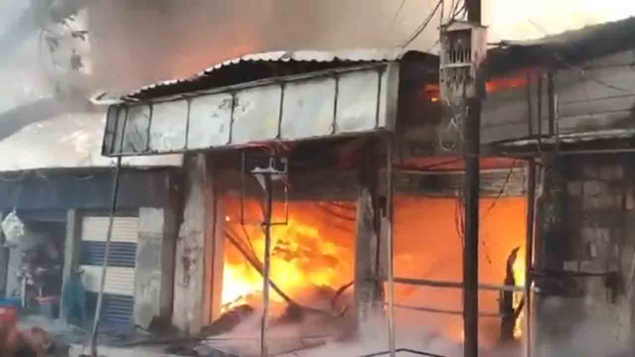 Fire Accident | ఫర్నిచర్‌ షాపులో అగ్నిప్రమాదం.. వీడియో